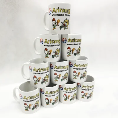 Białe kubki z logo firmy